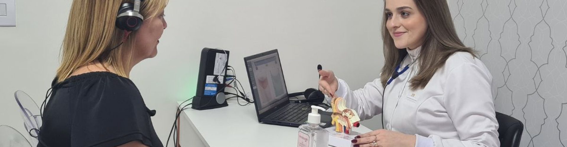 exames consulta com fonoaudiologa e paciente